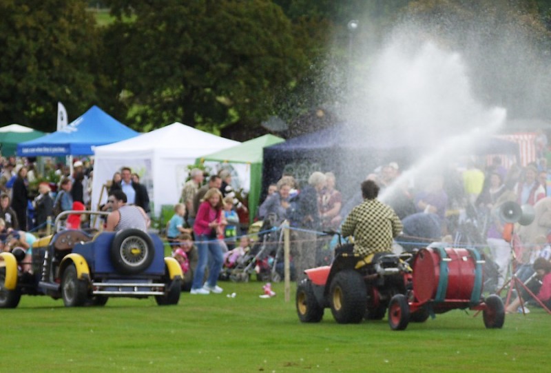 Dingle FIngle chases Slippery Sid with water cannon